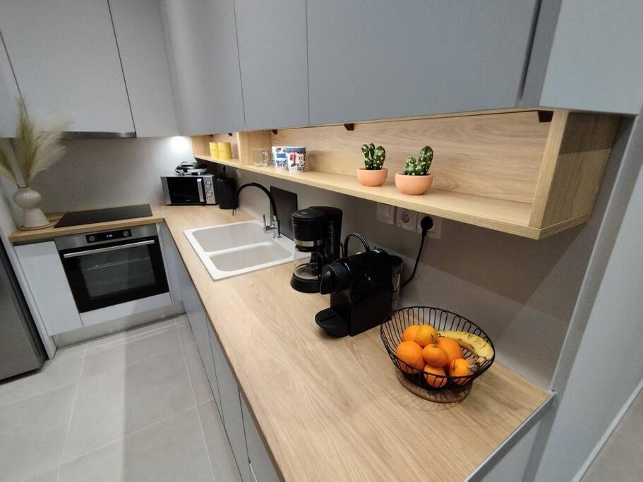 Floral Home 1 - Ground Floor Apt With Courtyard And Private Parking! أثينا المظهر الخارجي الصورة